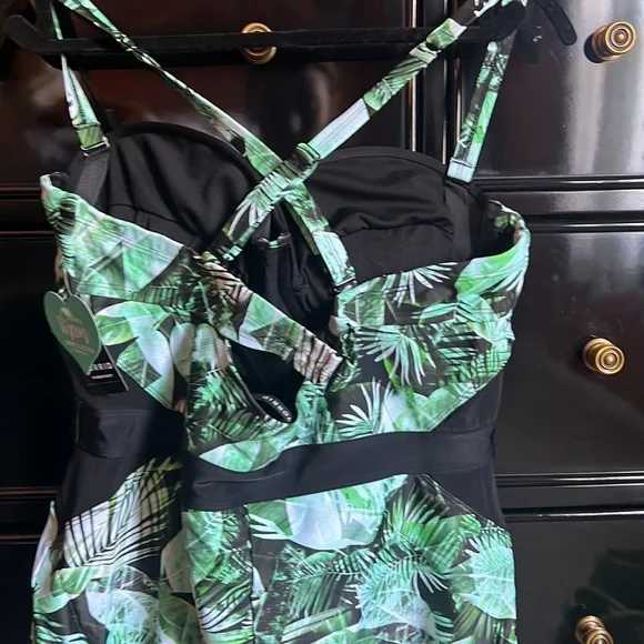 RESTOCKED ❤️❤️❤️Torrid Palm One piece Vixen Collection Swimsuit NWT printed palm - Picture 5 of 8